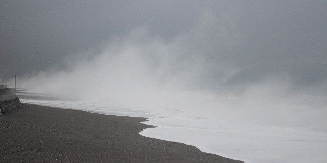 Antalya’da Konyaaltı Sahilinde Görsel Şölen