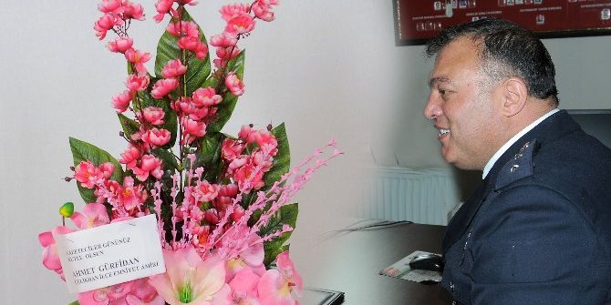 Çelikhan İlçe Emniyet Amiri Gazetecilere Çiçek Gönderdi