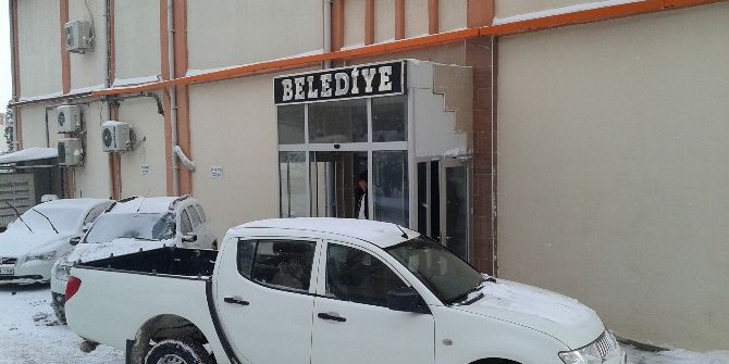 Karda Mahsur Kalan Vatandaşı Belediye Ekipleri Kurtardı