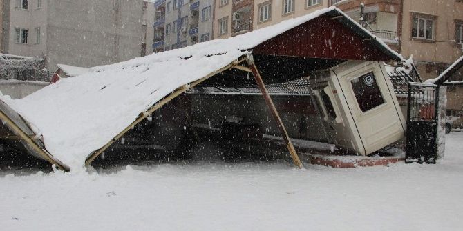 Manisa’da Okulun Garaj Çatısı Çöktü
