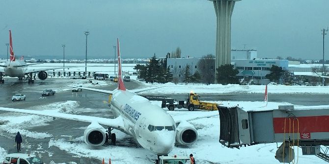 Atatürk Havalimanı’nda Kar Temizliği Başladı