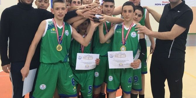 Rize Merkez Atatürk İlköğretim Okulu Basketbol Anadolu Ligi’nde İki Başarı Birden Elde Etti