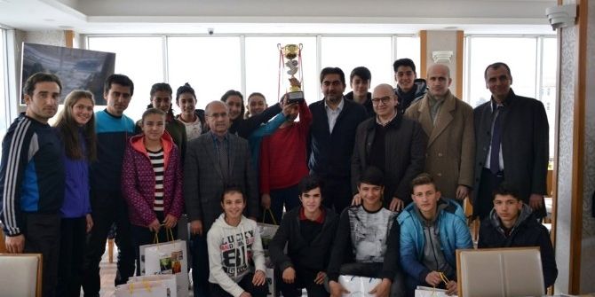Gediz’de Başarılı Sporcular Spor Ayakkabısı İle Ödüllendirildi