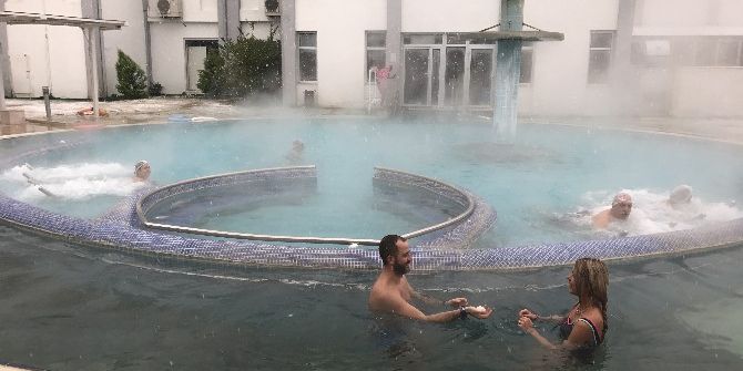 İzmir’de 13 Yıl Sonra Kar Altında Havuz Keyfi