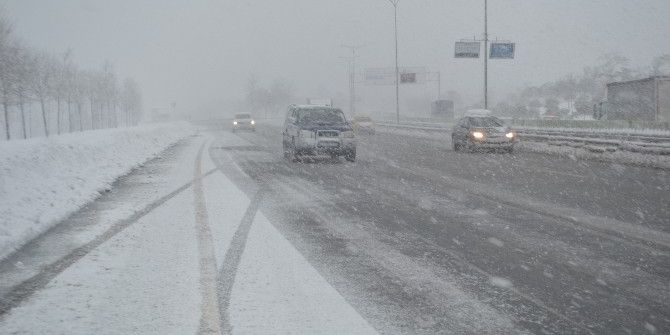 Yeniden Başlayan Kar Trafiği Etkiledi