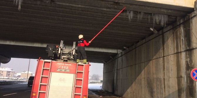 Düzce’de Buz Sarkıtları Kırılıyor