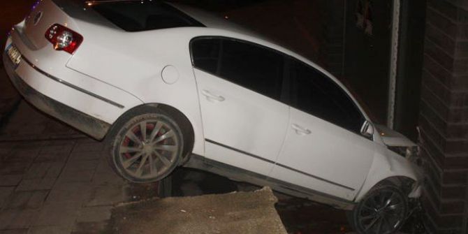 El Freni Çekilmeyen Otomobil Binaya Çarptı: 1 Yaralı