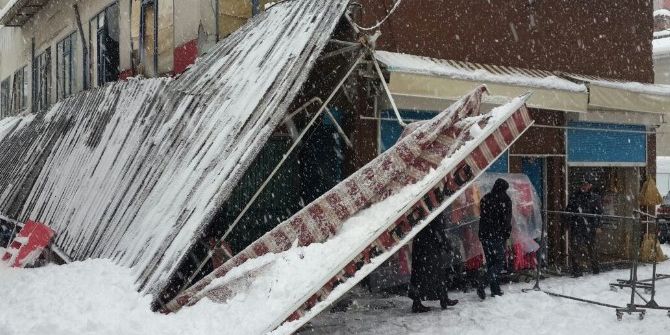 Kar İş Yerlerinin Tentelerini Yıktı