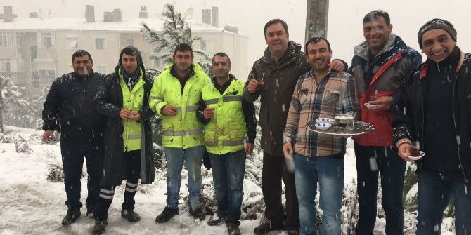 Buca’da Karda Mahsur Kalanlara Başkan Piriştina Yetişti