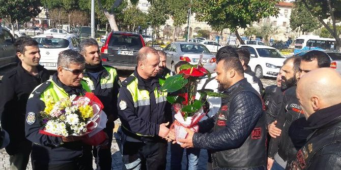 Motosikletçilerden Trafik Polislerine Anlamlı Ziyaret