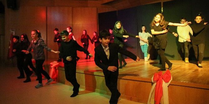 Sosyal Sorumluluk Projesi Kapsamında “Resimli Osmanlı Tarihi” Adlı Oyunu Sahnelediler
