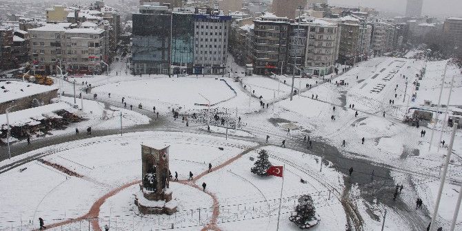 Beyaz Örtüye Bürünen Taksim Meydanı Böyle Görüntülendi
