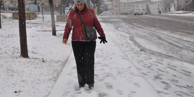 İzmir’de Çocuklar Karda Kaydı