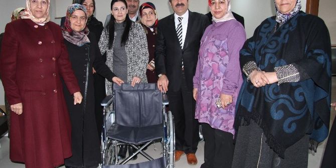 Ak Parti’den İhtiyaç Sahiplerine Tekerlekli Sandalye