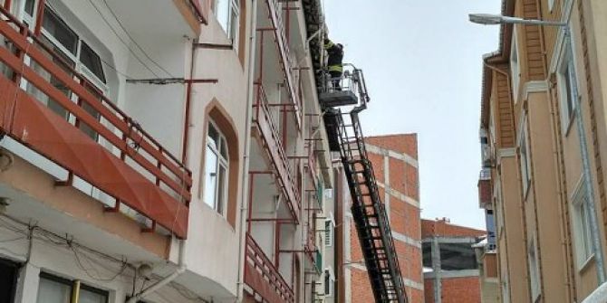 Hayrabolu’da Çatılardaki Buz Sarkıtları Temizlendi