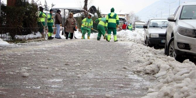 Bursa’da Şehir Merkezindeki Buzlar Temizlendi