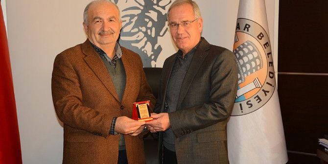 Başkan Acar’a Eğitime Verdiği Katkıdan Dolayı Plaket Verildi