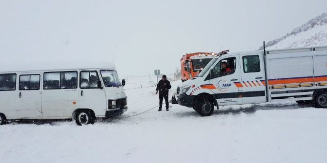 Kara Saplanan Okul Servisleri Kurtarıldı