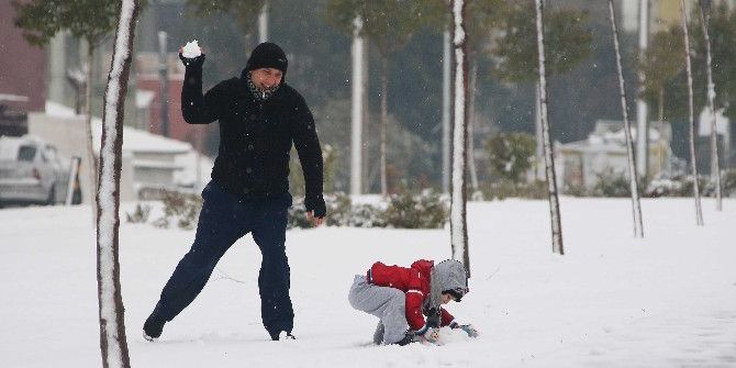 Bayraklı Beyaza Büründü