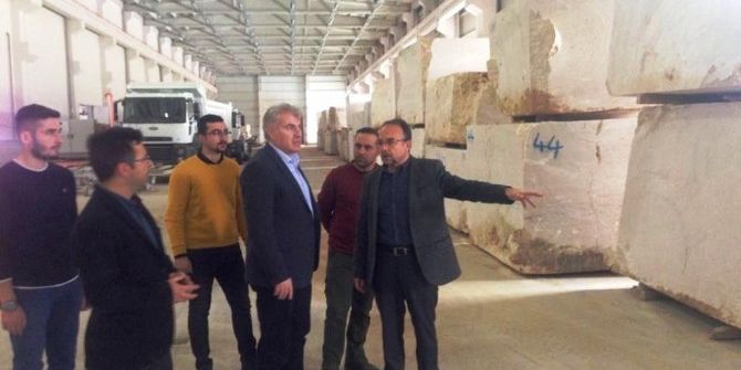 Başkan Memiş Doğal Taş Fabrikasında İncelemelerde Bulundu