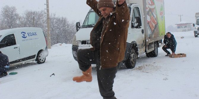 Denizli’de Kar Yağışına Zeybekli Kutlama