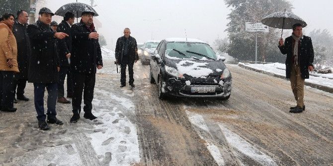 Bornova’da Karla Mücadele Aralıksız Sürüyor