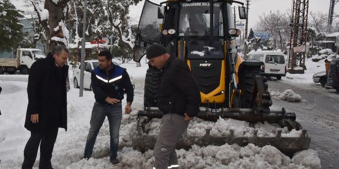 Karda Kalan Vatandaşların İmdadına Belediye Yetişti