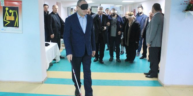 Başkan Ve Gazeteciler Gözlerini Kapatıp Yürüdü, Yemek Yemeye Çalıştı