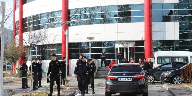 Adliye Önündeki Şüpheli Şahsın Üzerinden Silah Çıktı