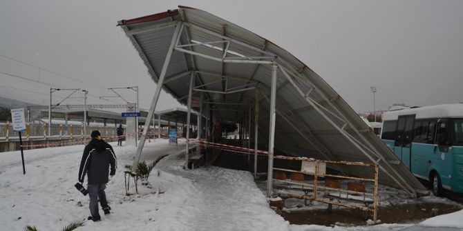 İzmir’de Durağın Çatısı Minibüslerin Üzerine Çöktü