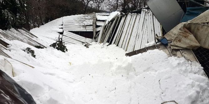 Sarıyer’de Yoğun Kar Nedeniyle Halı Sahanın Çatısı Çöktü