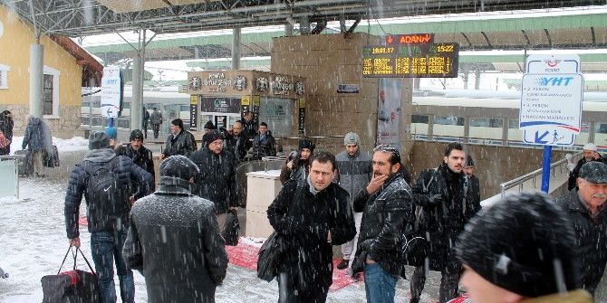 Donan Makas Hızlı Tren Seferini Aksattı
