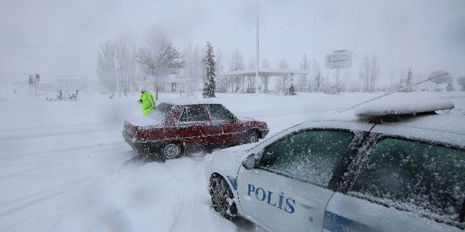Konya-Isparta Karayolu Yoğun Kar Yağışı Ve Tipi Nedeniyle Ulaşıma Kapatıldı