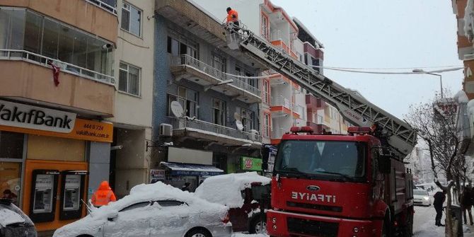 Çatılardan Sarkan Buzları İtfaiye Ekipleri Temizledi