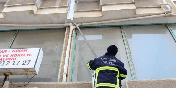 Kırklareli’nde Buz Sarkıtları Temizleniyor