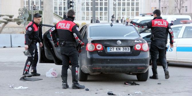Çatışmanın Ardından Polis Ekipleri Durdurdukları Araçta 2 Kişiyi Gözaltına Aldı