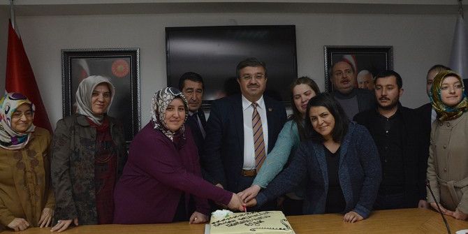 Ak Parti’den Basın Mensuplarına Pastalı Jest