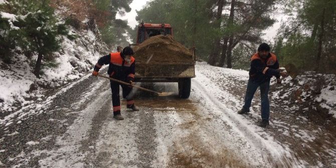 Burhaniye Belediyesi Kar Mücadelesi Yapıyor