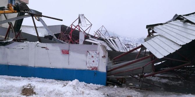 Biga’da Kapalı Pazar Yerinin Çatısı Çöktü