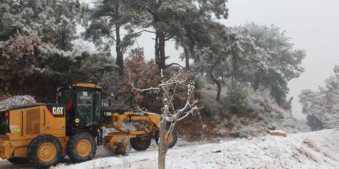 Edremit’te Kar Mücadelesi Devam Ediyor