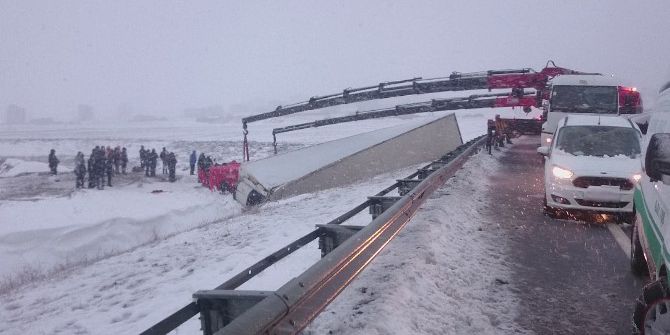 Tır Karda Kayganlaşan Yolda Devrildi: 1 Ölü