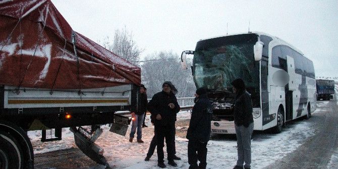 Kütahya’da Yolcu Otobüsü İle Tır Çarpıştı: 1 Yaralı