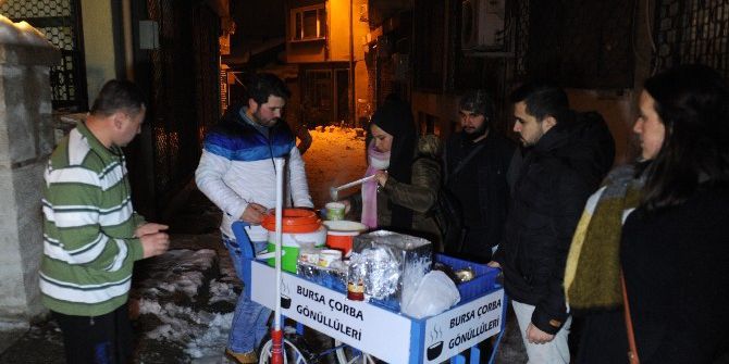 Dondurucu Soğukta Bir Kap Çorba İle Yürekleri Isıtıyorlar
