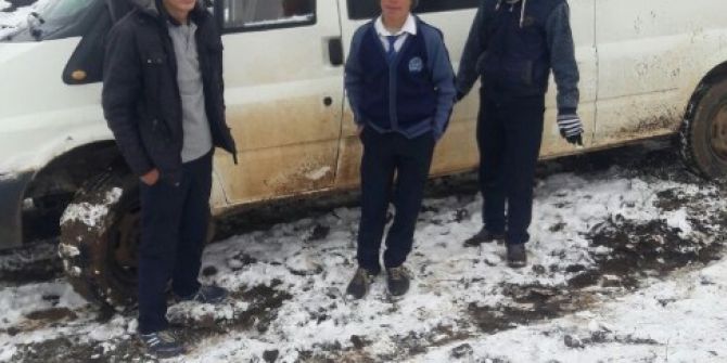 Öğrenci Servisi Kar Nedeniyle Yoldan Çıktı