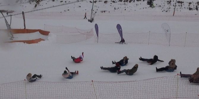 Palandöken’de Kadınların Leğen-board Keyfi
