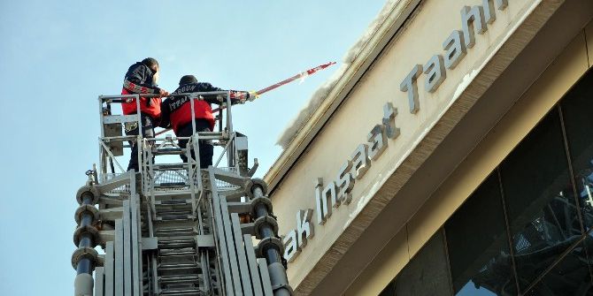 İtfaiye Ekipleri Çatılardaki Karı Temizledi