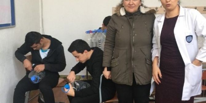 Kartallı Çocuklar Sokak Hayvanları İçin İş Başında