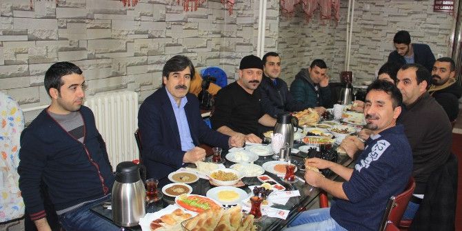 Ak Parti’den Gazetecilere Kahvaltı