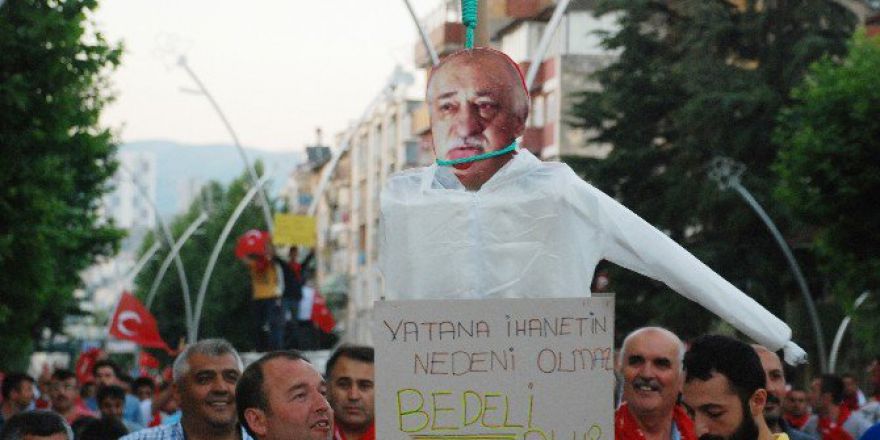 Fetullah Gülen’in Maketini Önce Astılar, Sonra Yaktılar