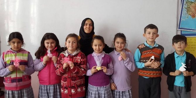 Öğretmenden Başarılı Öğrencilere El İşi Hediye